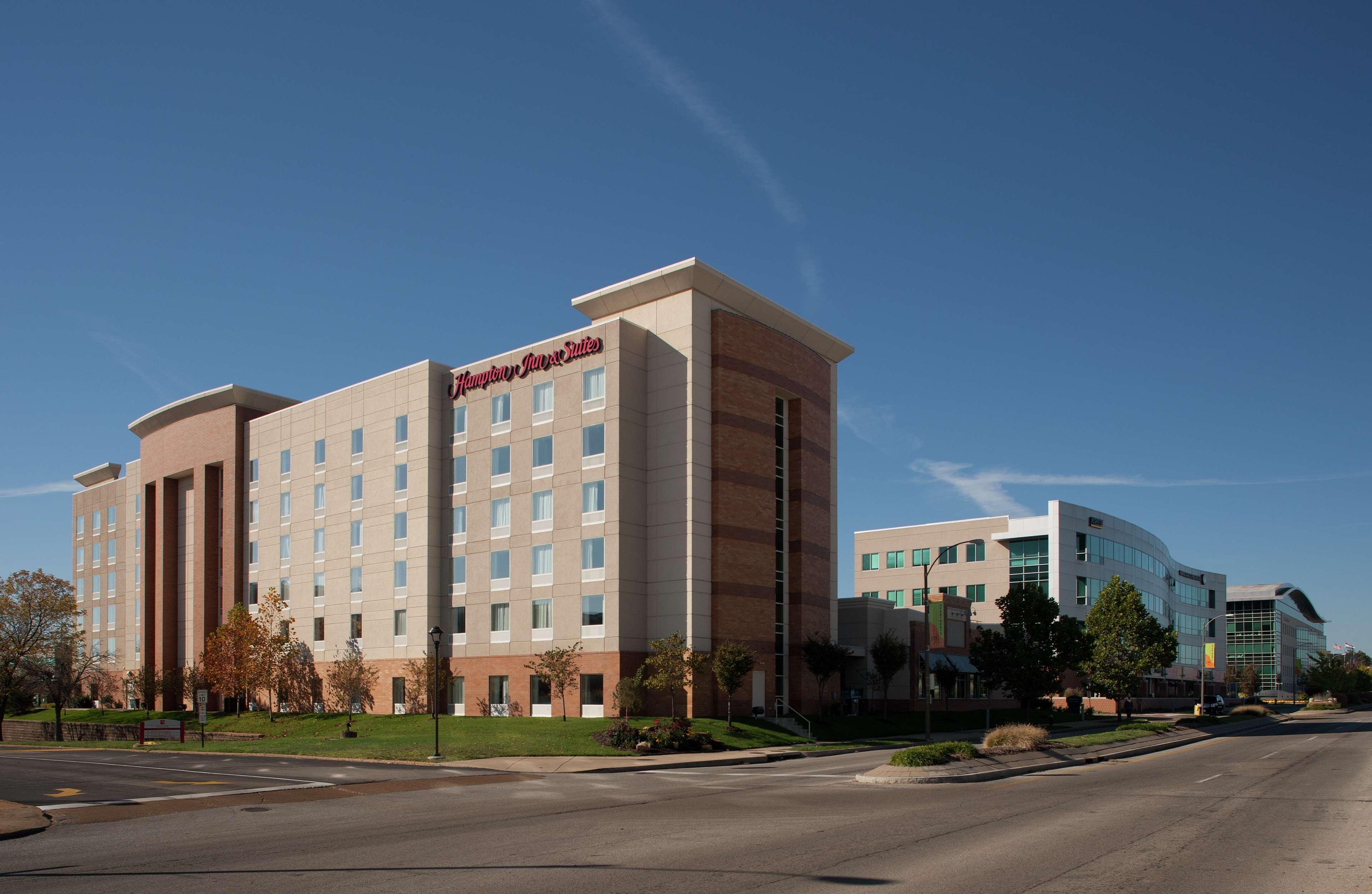 Hampton Inn & Suites St. Louis At Forest Park Exterior photo