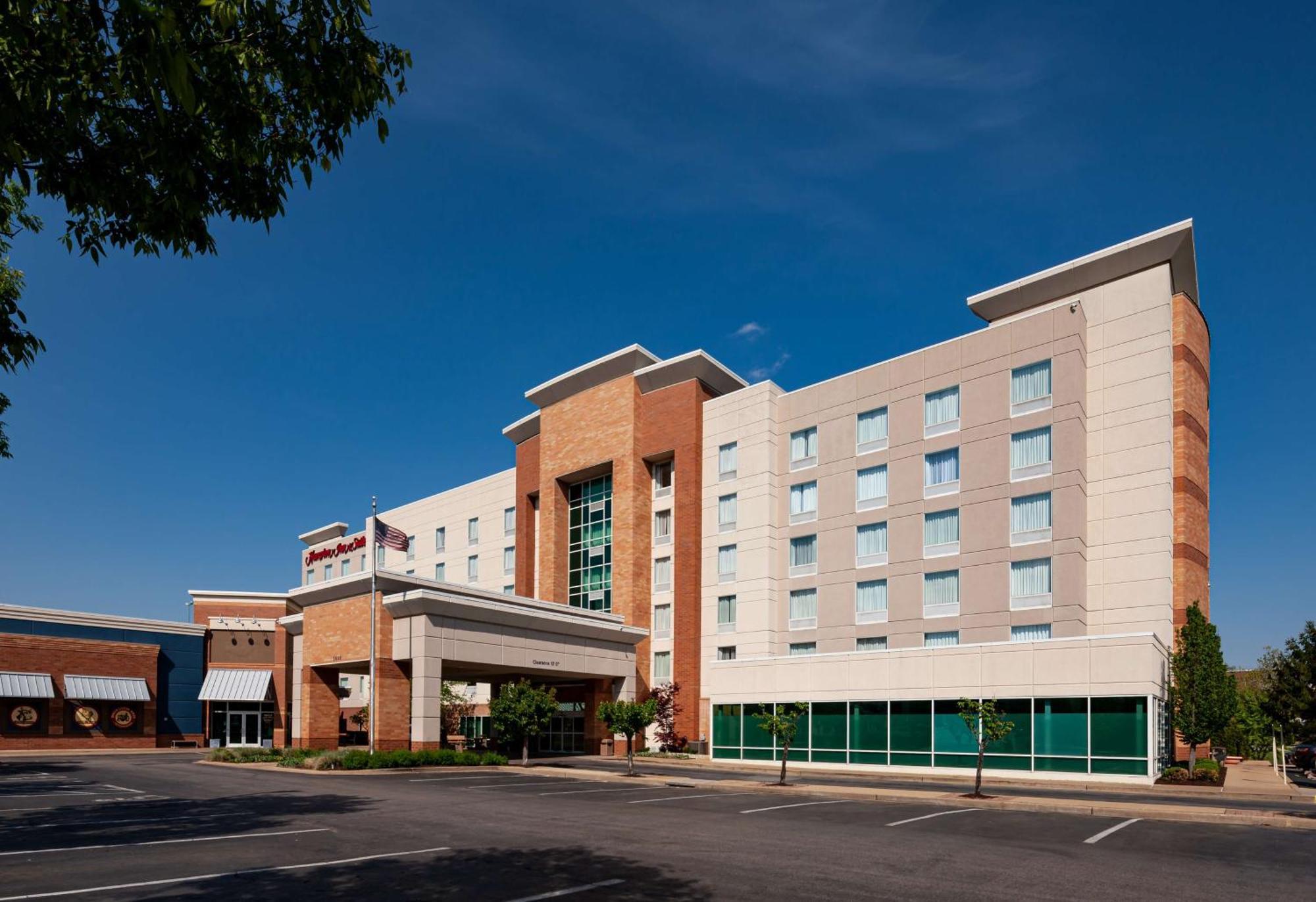 Hampton Inn & Suites St. Louis At Forest Park Exterior photo