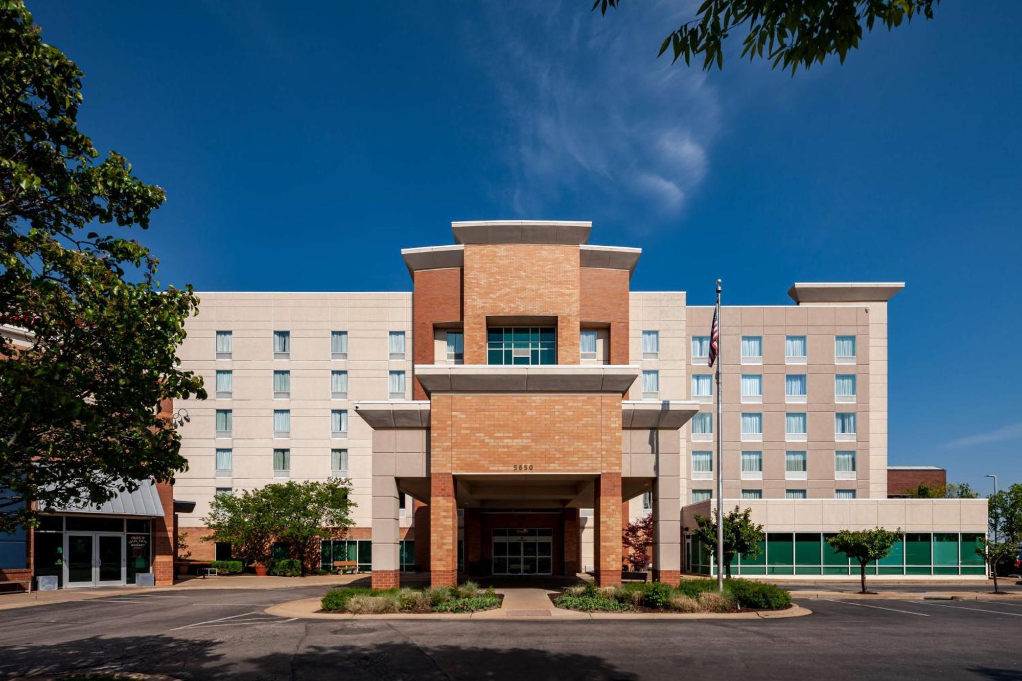 Hampton Inn & Suites St. Louis At Forest Park Exterior photo