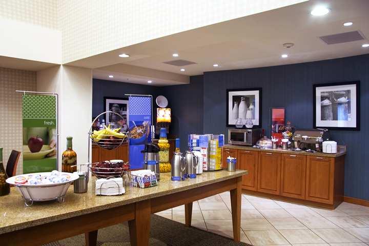 Hampton Inn & Suites St. Louis At Forest Park Restaurant photo